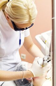 Un medico esegue una procedura di fototermolisi