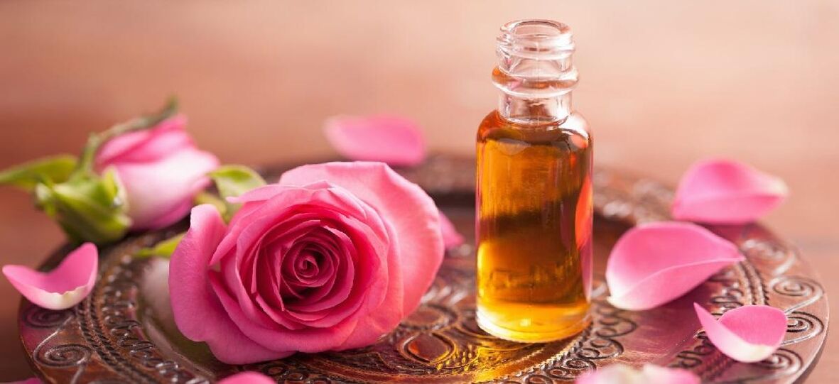 L'olio di rosa leviga le rughe