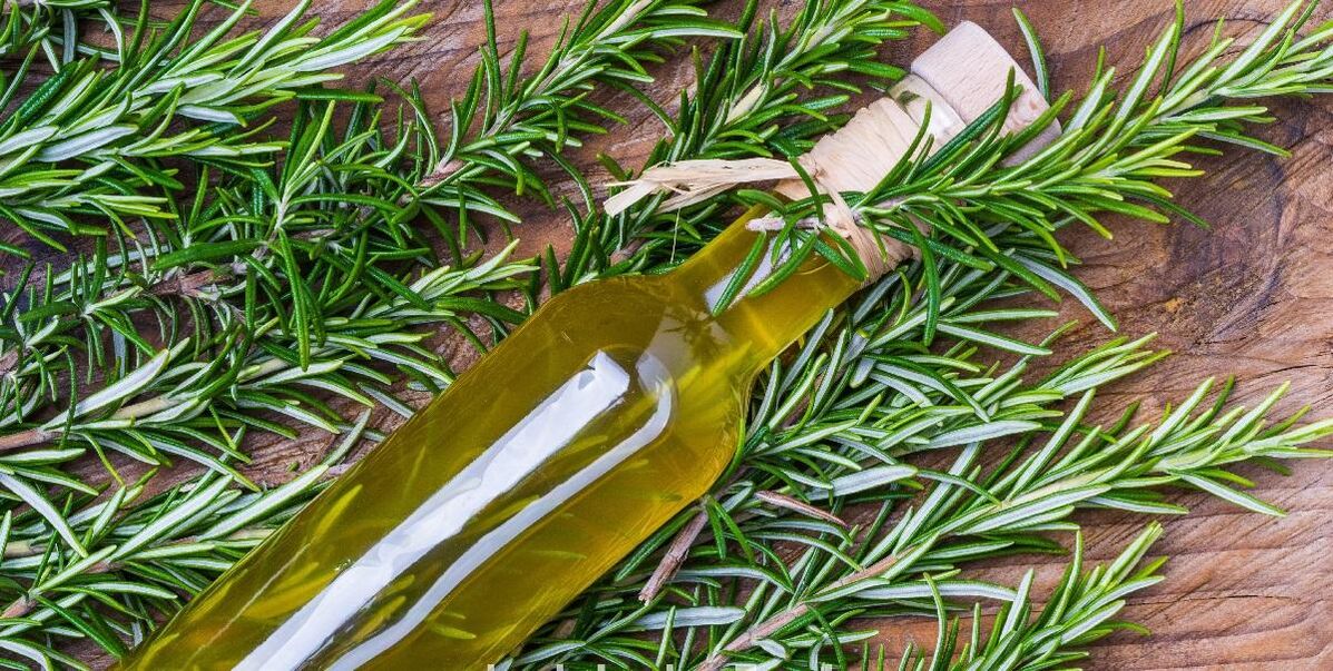 Olio di rosmarino per il trattamento dei problemi della pelle grassa