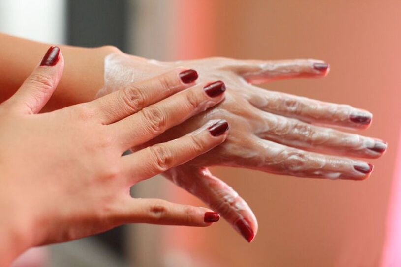 applicare la crema sulle mani per il ringiovanimento della pelle