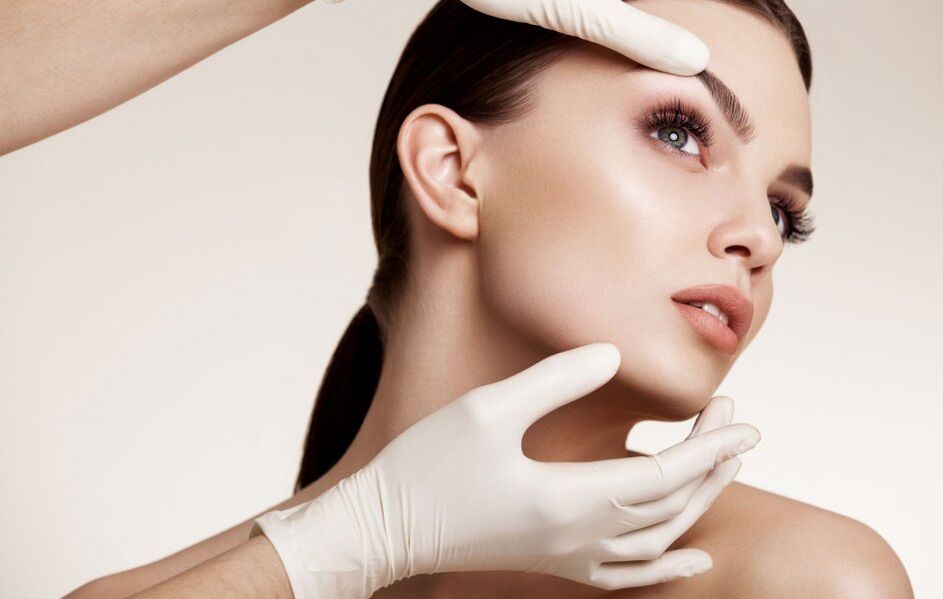 il cosmetologo esamina la pelle del viso prima del ringiovanimento