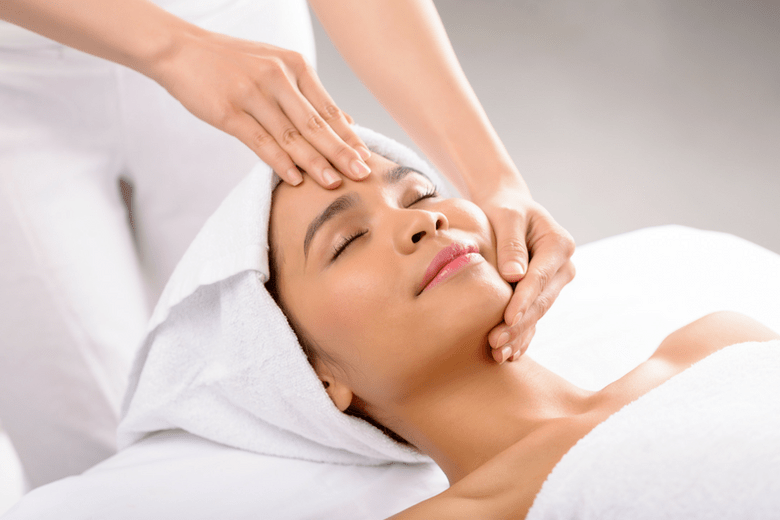 Il massaggio è uno dei metodi per ringiovanire la pelle del viso e del corpo